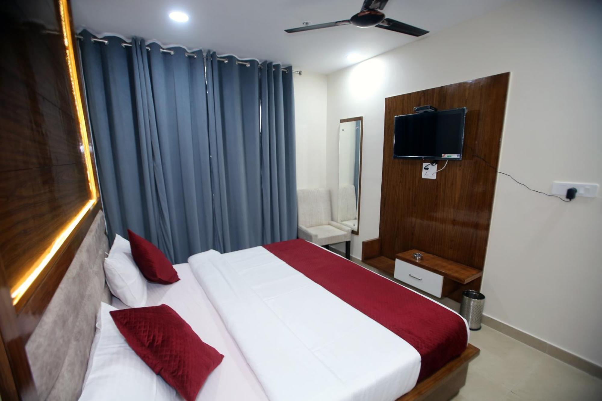 Affluence Hotel Kharar Bagian luar foto