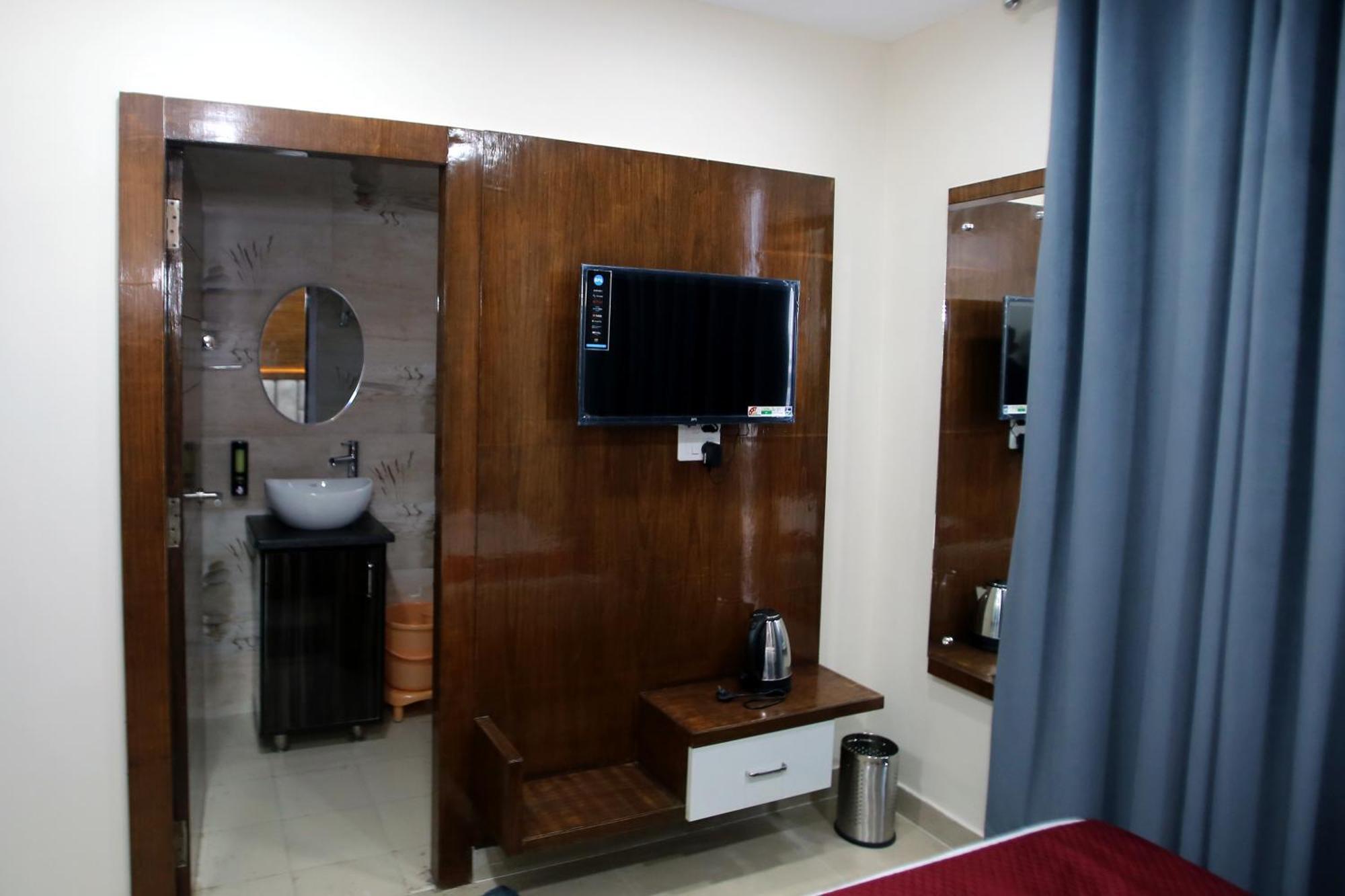 Affluence Hotel Kharar Bagian luar foto