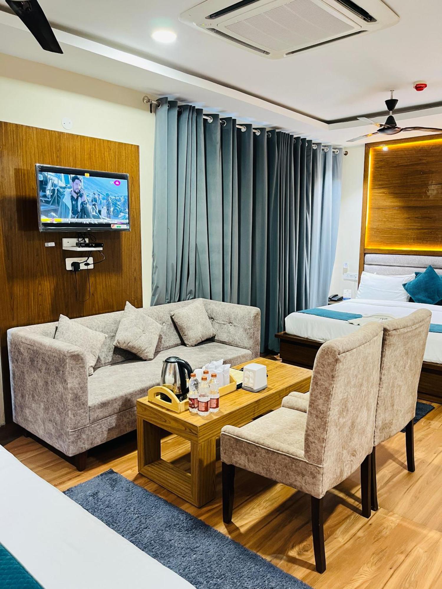 Affluence Hotel Kharar Bagian luar foto